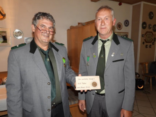 Erwin Bauer mit einem Traumergebnis aller Schützen: ein 0,0Teiler Erwin Bauer mit einem Traumergebnis aller Schützen: ein 0,0Teiler