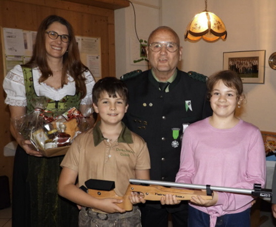 Stolz zeigen die Jungschützen ihr neues Gewehr Stolz zeigen die Jungschützen ihr neues Gewehr